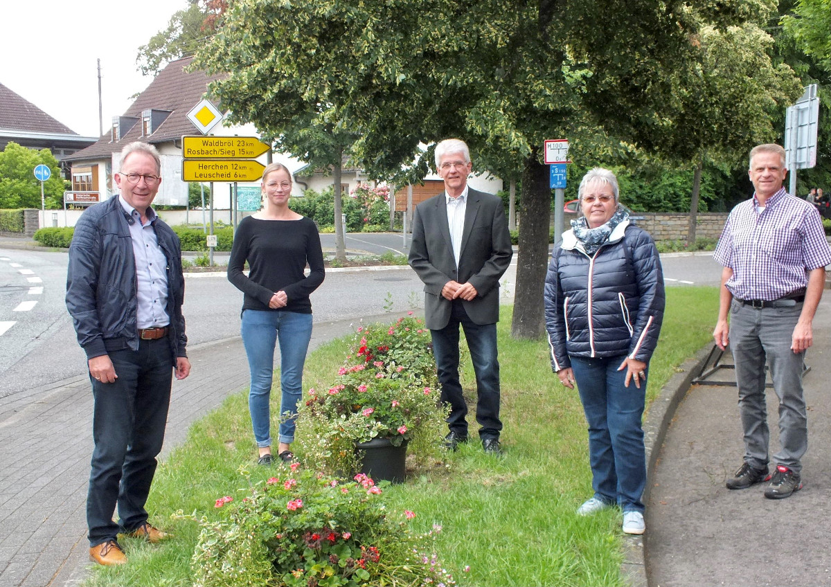 Erwin Rddel, Christina Otto, Dietmar Winhold, Engolda Bohlscheid und Ralph Hassel tauschten sich aus ber die geplante Ortsumgehung von Weyerbusch. (Foto: Reinhard Vanderfuhr / Bro Rddel)
