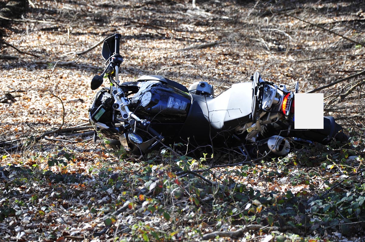 Auf der L276 bei Weyerbusch kam ein Motorradfahrer von der Strae ab und verletzte sich schwer. Ursache fr den Unfall knnte eine lspur gewesen sein. Fotos: KK