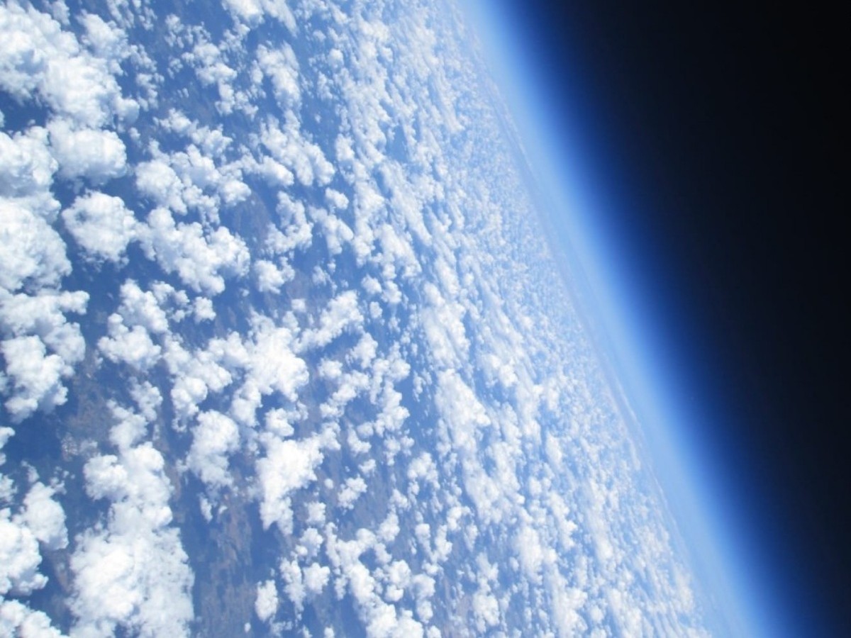 Die Erde aus etwa 30 Kilometer Hhe. Die Erdkrmmung, sowie der Schichtaufbau der Atmosphre vor dem Schwarz des Weltraums sind klar erkennbar. (Fotos: Projekt Ikarus n.e.V.)