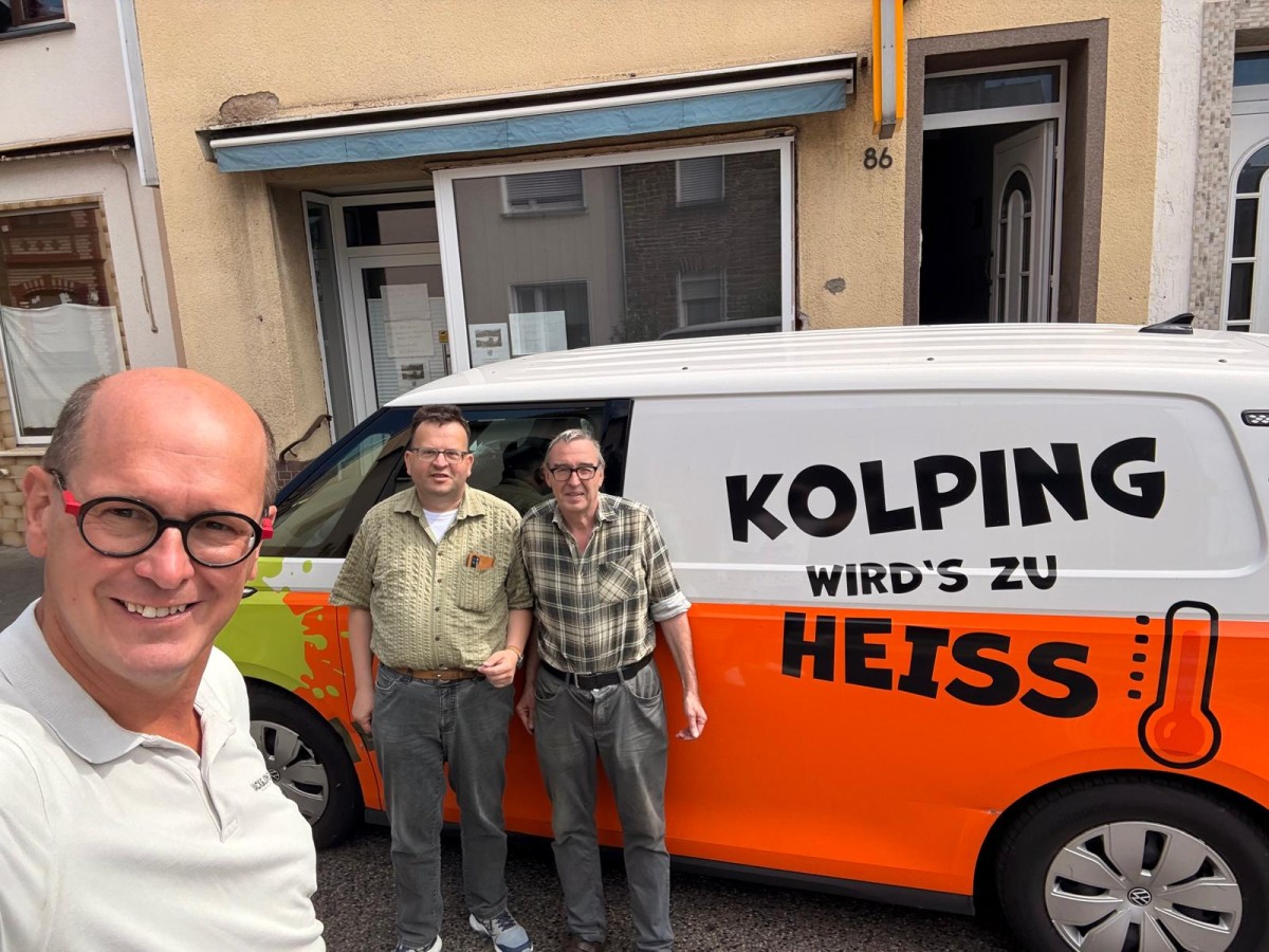 Das Klimamobil vor dem Heimatmuseum mit Verbandsbrgermeister Jan Ermtraud, Fahrer Andreas Kossmann und Museumsinhaber Gerhard Khnlenz. (Foto: Ermtraud)