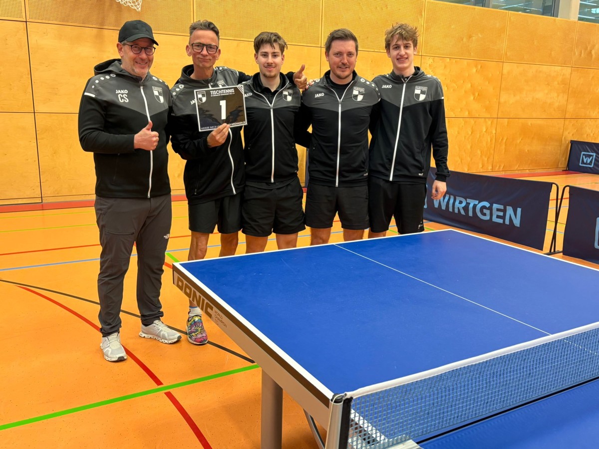 Carsten Schellberg (Vorsitzender SV), Ingo Hansens, Colin Grave (Abteilungsleiter), Kevin Braatz und Louis Mesenholl (Kapit�n) (Foto: Kai Grave)