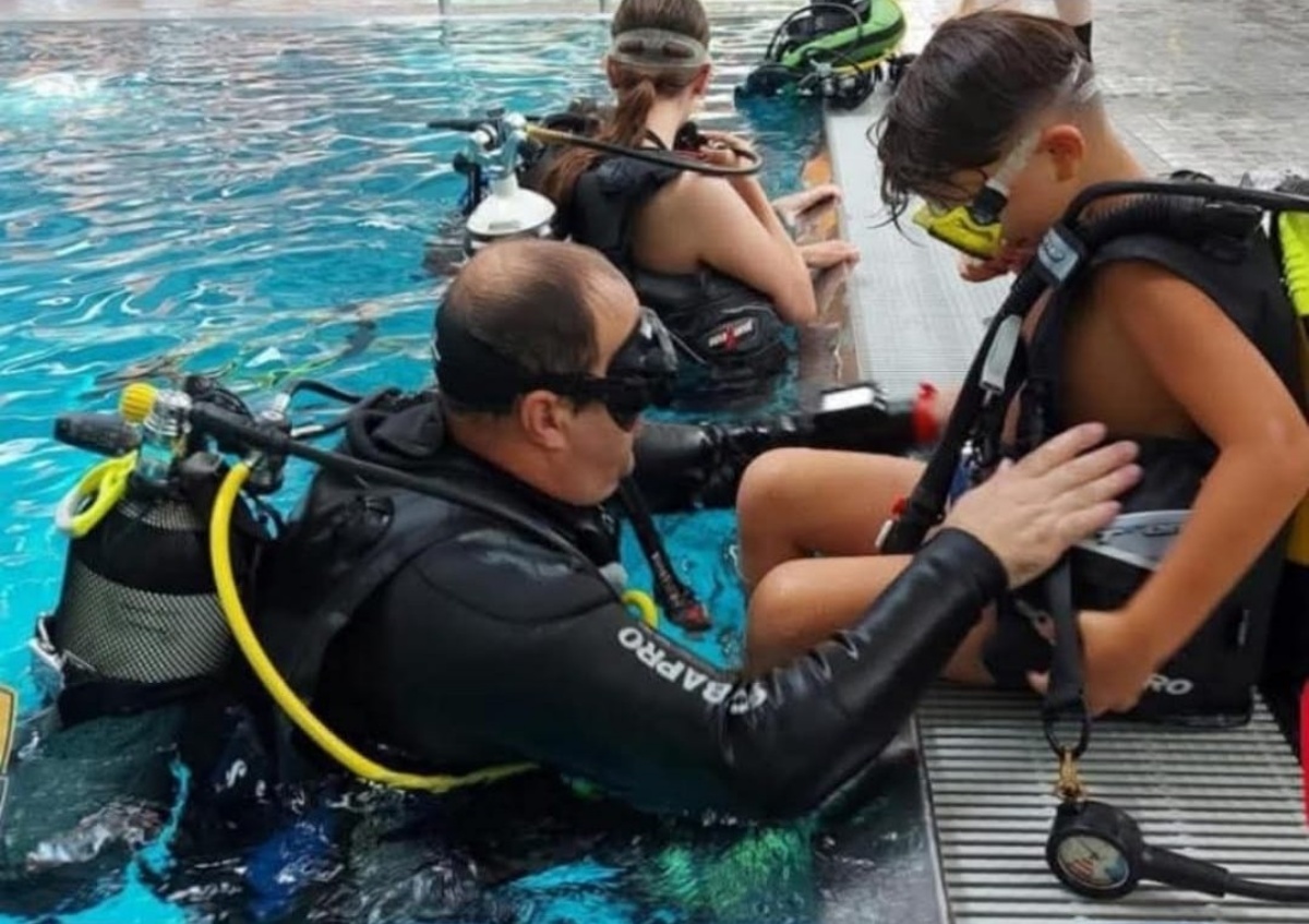 Schnuppertauchen in der Deichwelle Neuwied (Foto: DUC Neuwied)