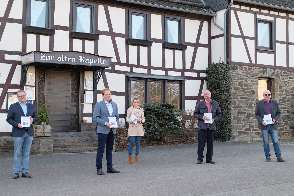 Trafen sich zur Vorstellung von Heft 40 der Wissener Beitrge: v.l. Berno Neuhoff, Franz Becher, Caroline Leidig, Erhard Bhmer und Hubert Wagner. (Foto: KathaBe)