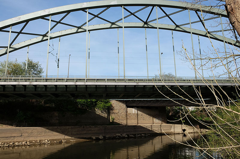 Die Wanderer berqueren auch die Wiedbrcke. Foto: Stadt Neuwied