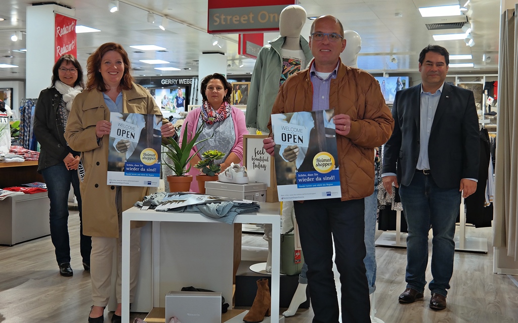 Abstand wahren beim Pressefoto: Der Treffpunkt Wissen freut sich ber die Wiedererffnung der Ladenlokale. v.l.: Britta Bay (stellv. Vorsitzende Treffpunkt Wissen), Sandra Weeser (MdB), Petra Becher-Klein (PK Fashion), Thomas Klschbach (Vorsitzender Treffpunkt Wissen), Oliver Rohrbach (IHK). (Foto: rst) 