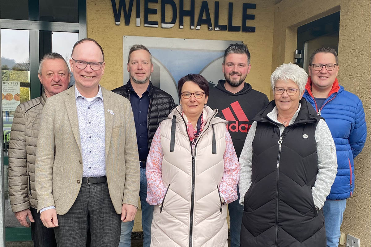 Der Festausschuss, bestehend aus Ortsbrgermeister, den einschlgigen Vereinsvorsitzenden, Hausmeister der Wiedhalle, bereiten die Jubilumsfeierlichkeiten schon seit einem Jahr vor. Foto: Heike Krumscheid