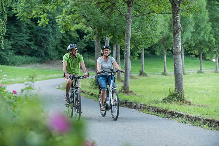 Mit dem E-Bike bequem die Region erkunden. Foto: Andreas Pacek / Touristik-Verband Wiedtal e.V.