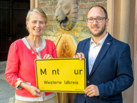 Montabaurs Stadtbrgermeisterin Gabi Wieland und Benjamin Greschner, Referent fr ffentlichkeitsarbeit beim DRK-Blutspendedienst Rheinland-Pfalz und Saarland, machen auf die Blutspenderkampagne aufmerksam. (Foto: DRK)