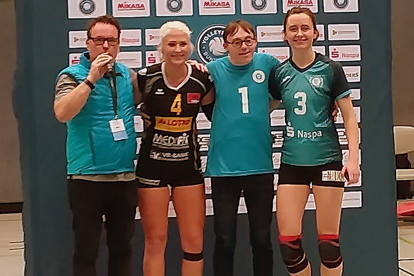 Maike Henning (Zweite von links) wurde zur wertvollsten Spielerin der Begegnung gewhlt. Fotos: Uwe Lederer