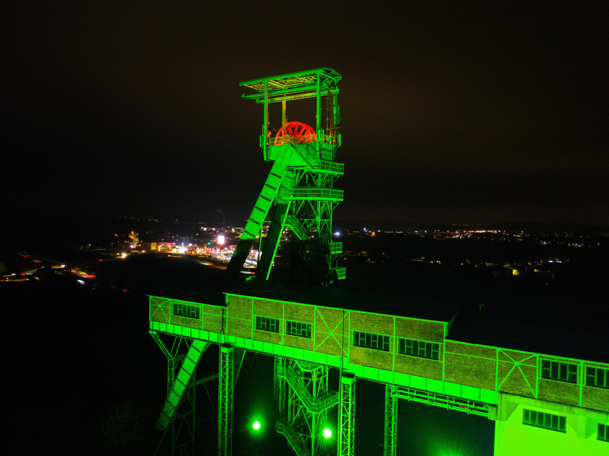 Der Frderturm in Willroth erstrahlt nun in den Abendstunden im grnen Licht. (Foto: www.mantomedia.de)