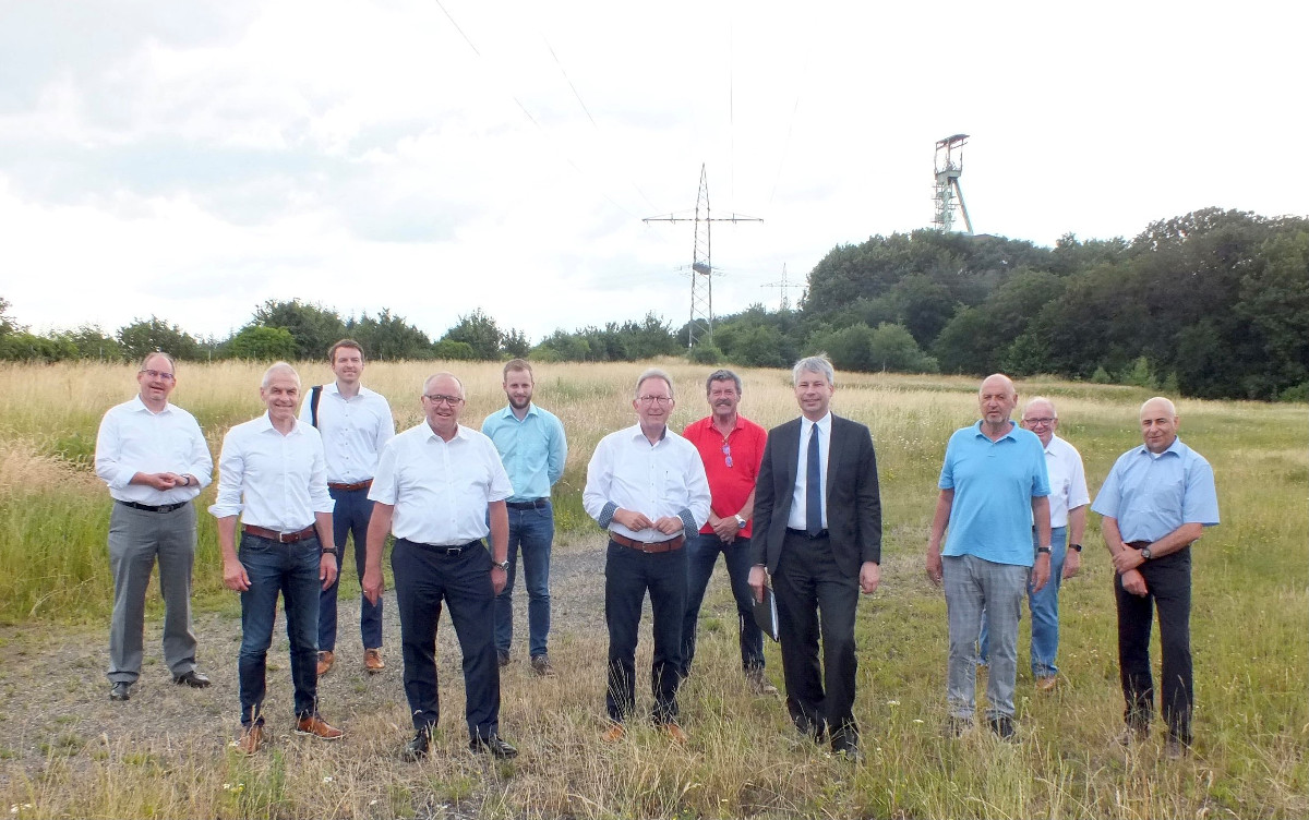 Treten gemeinsam fr einen schnellen Baubeginn der Ortsumgehung Willroth im Zuge der B 256 ein (v.li.): Bernhard Meffert (Vors. CDU GV Flammersfeld), Brgermeister Fred Jngerich, Michael Zundler (IHK), Landrat Dr. Peter Enders, Dr. Matthias Reuber (MdL), MdB Erwin Rddel, Hans-Gerd Dewitz (CDU GV Flammersfeld), Parlamentarischer Staatssekretr Steffen Bilger, Richard Schmitt, Rolf Schmidt-Markoski (1. Beigeordneter Flammersfeld) und Karl Kubba.  
(Foto: Reinhard Vanderfuhr / Bro Rddel)