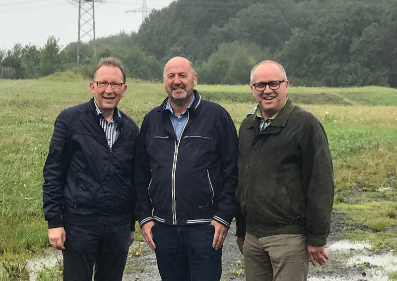 MdB Erwin Rddel , Ortsbrgermeister Richard Schmitt und MdL Peter Enders sind sich in Sachen Ortsumfahrung von Willroth einig. Foto: Privat