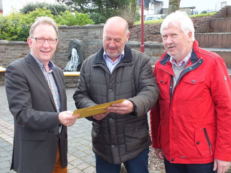 Ortsbrgermeister Richard Schmitt (Mitte) und Beigeordneter Werner Grendel (rechts) sprachen mit MdB Erwin Rddel ber die Ortsumgehung Willroth. Foto: Reinhard Vanderfuhr (Bro Rddel)
