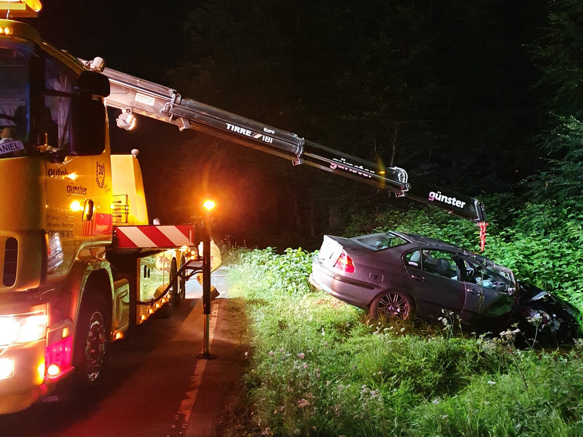Zwischen Willroth und Straenhaus ist auf der B256 ein 19-jhriger Autofahrer in der Nacht auf Samstag von der Strae abgekommen. (Fotos: Feuerwehr)
