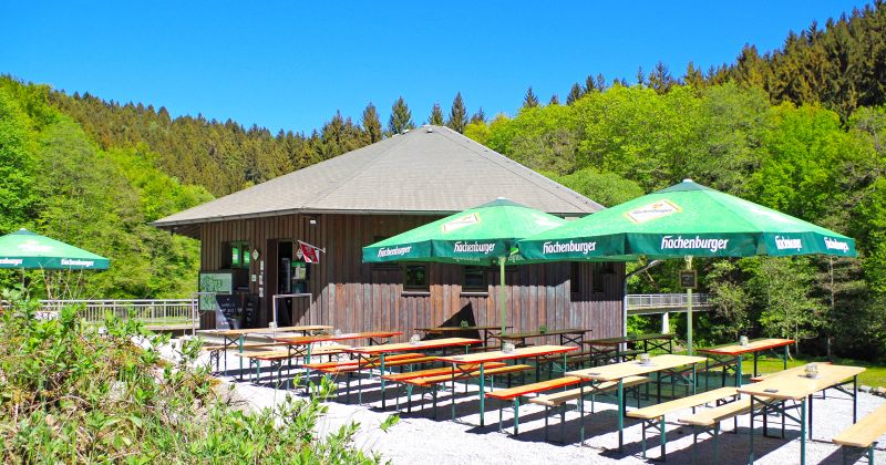 Bei Wanderern und Radfahrern gleichermaen beliebt: eine urige Rast am Caf & Biergarten Wilhemsteg bei Heuzert. Foto: Ute Krause