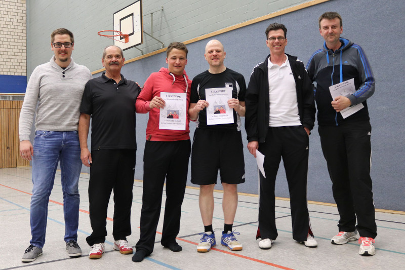 Die Siegerehrung Doppel Hobbyspieler: Sascha Mahrle (3.v.l.) Michael Wettach (4.v.l.). Foto: Badminton Club Kleve/M.Rauhut