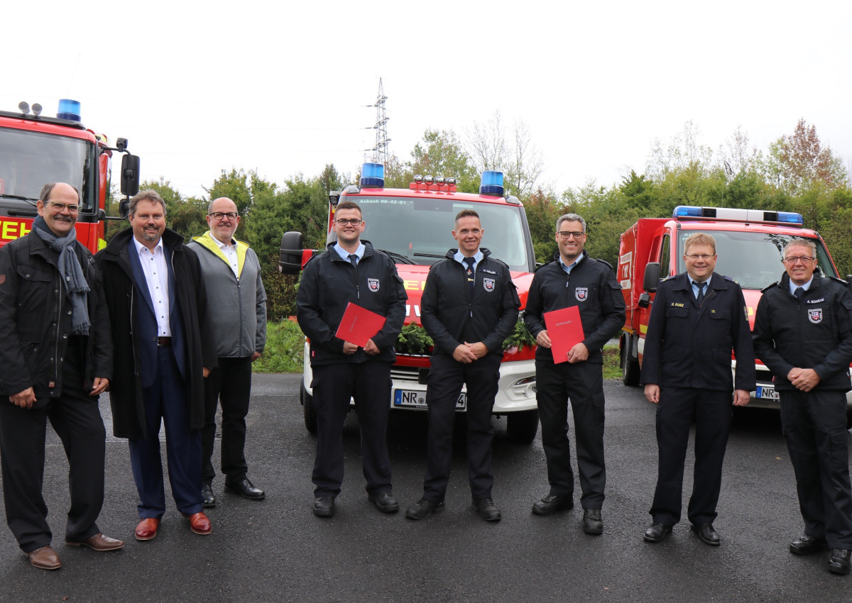 Feuerwehr VG Asbach: Einsatzfahrzeug und Anbau in Windhagen eingesegnet und bergeben