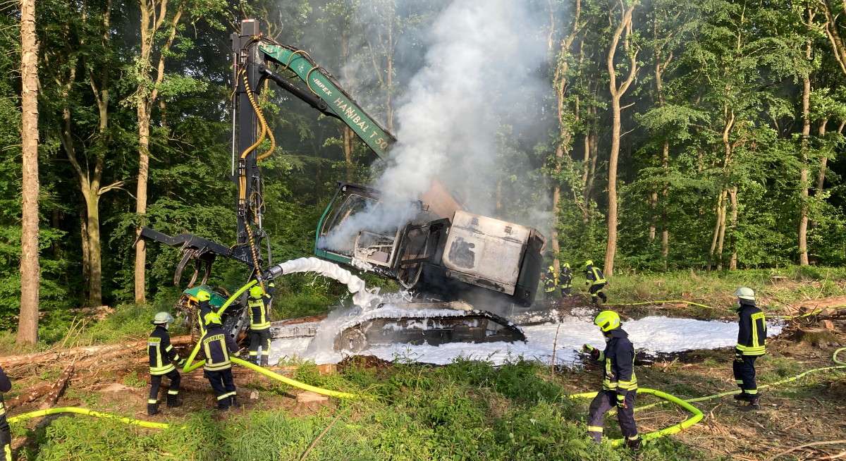 Forstmaschine brannte im Wald bei Windeck-Halscheid