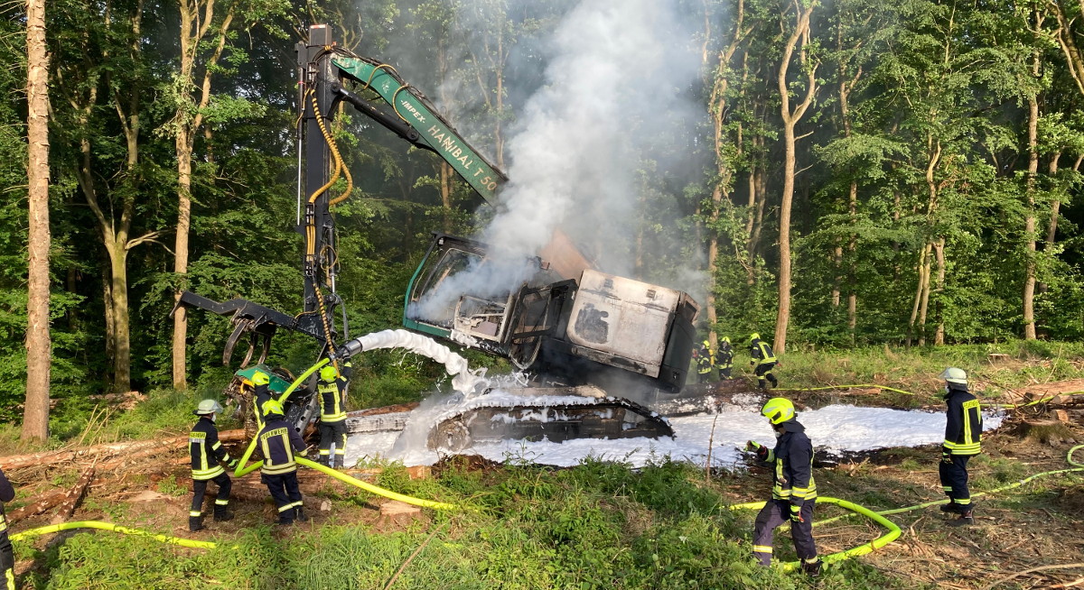 Der Harvester brannte beim Eintreffen der Feuerwehr lichterloh. (Fotos: Feuerwehr Hamm/Sieg)