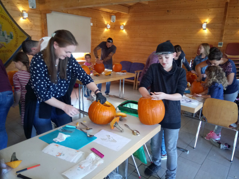 Beim Krbisschnitzen gaben sich Gro und Klein Mhe. Foto: Hagen Roeder