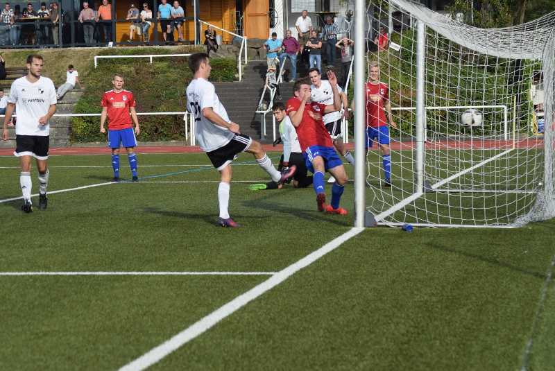 Johannes Rahn schippt den Ball zum 4:1 ber die Torlinie (links im Bild der dreifache Torschtze Christopher Alt). Foto: Erwin Hller