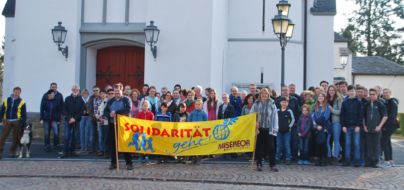 Solidaritt mit den Unterdrckten und Rechtlosen in Brasilien und Paraquay  bewiesen am 5. Fastensonntag rund 70 Teilnehmer in Windhagen. Foto: Erwin Hller