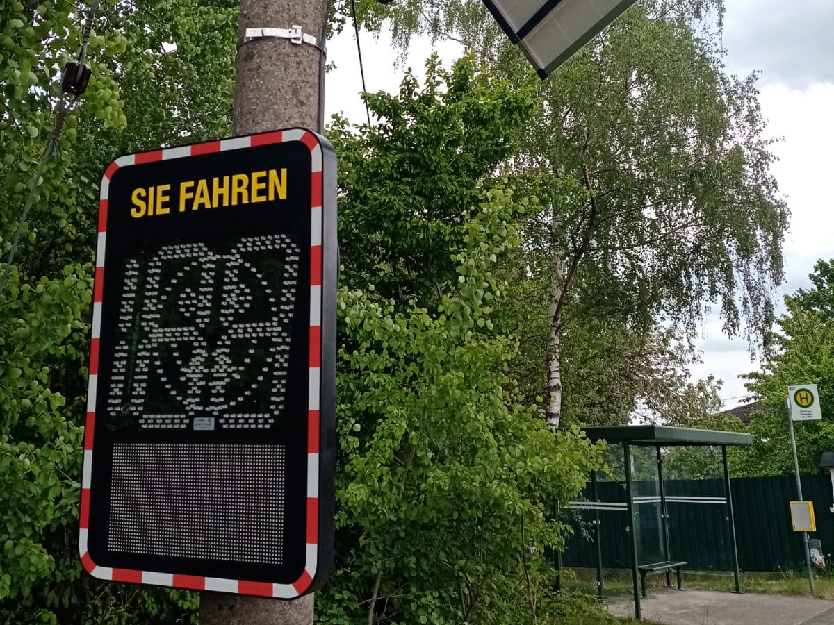 Bitte Lcheln! Stationre Geschwindigkeitsanzeige steht jetzt am Ortseingang Windhagen