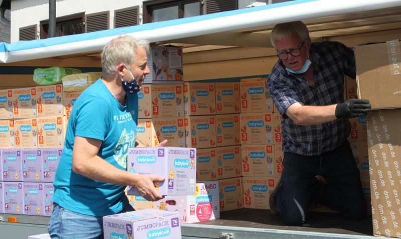 Von links: Pfarrer Rdiger Stein (Kirburg) und Pfarrer Christof Schmidt (Unnau) rumen den Anhnger mit Windeln fr den Transport nach Gieen ein. Fotos: Sabine Hammann-Gonschorek