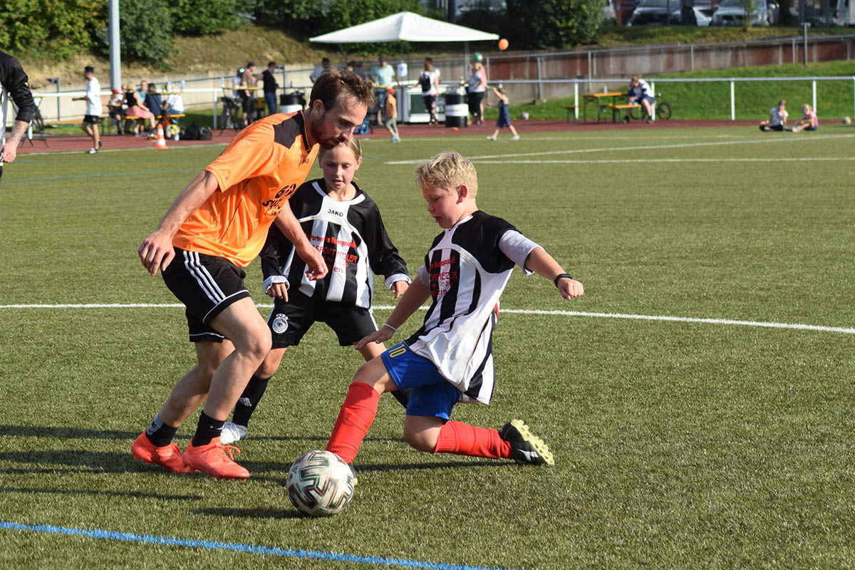 Gro und Klein spielten im Ortsteile-Turnier. Fotos: Erwin Hller