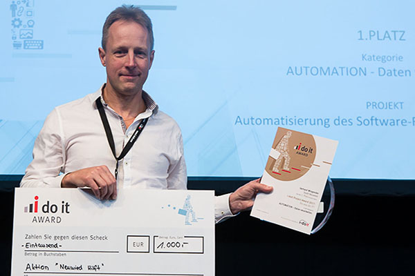 Gerhard Wingender, der Leiter der EDV-Abteilung im Neuwieder Rathaus, nahm in Dsseldorf Trophen und einen Scheck entgegen. Das Preisgeld von 1.000 Euro kommt der Aktion Neuwied hilft zugute. Foto: Robert Freund