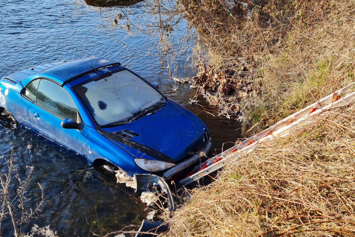 Verkehrsunfall in Hvels auf der B 62: Fahrzeug wurde in der Sieg aufgefunden