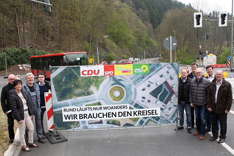 (linke Seite) v.l. Architekt Rainer Hhne, Birgit Ahnert (CDU) und (rechts) Thilo Kipping (CDU), (rechte Seite) v.l. Kirchener Stadtbrgermeister Andreas Hundhausen (SPD), Kurt Mller (Fraktionssprecher der Grnen), Dr. Axel Bittersohl (FDP), Mudersbacher Brgermeister Maik Khler (CDU) und MdL Michael Wschenbach (CDU) setzen sich fr den Kreisverkehr in Kirchen ein. Foto: jkh