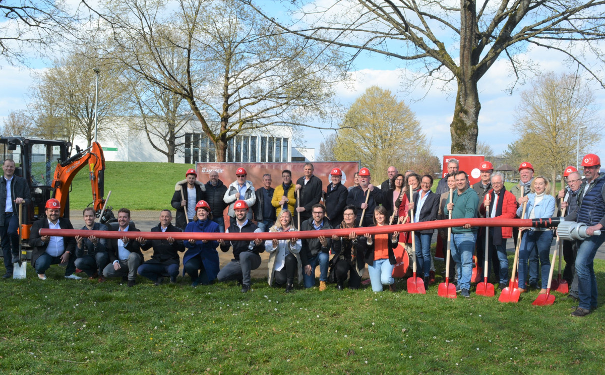 Symbolischer Spatenstich mit viel Lokalprominenz. (Fotos: Wolfgang Rabsch)