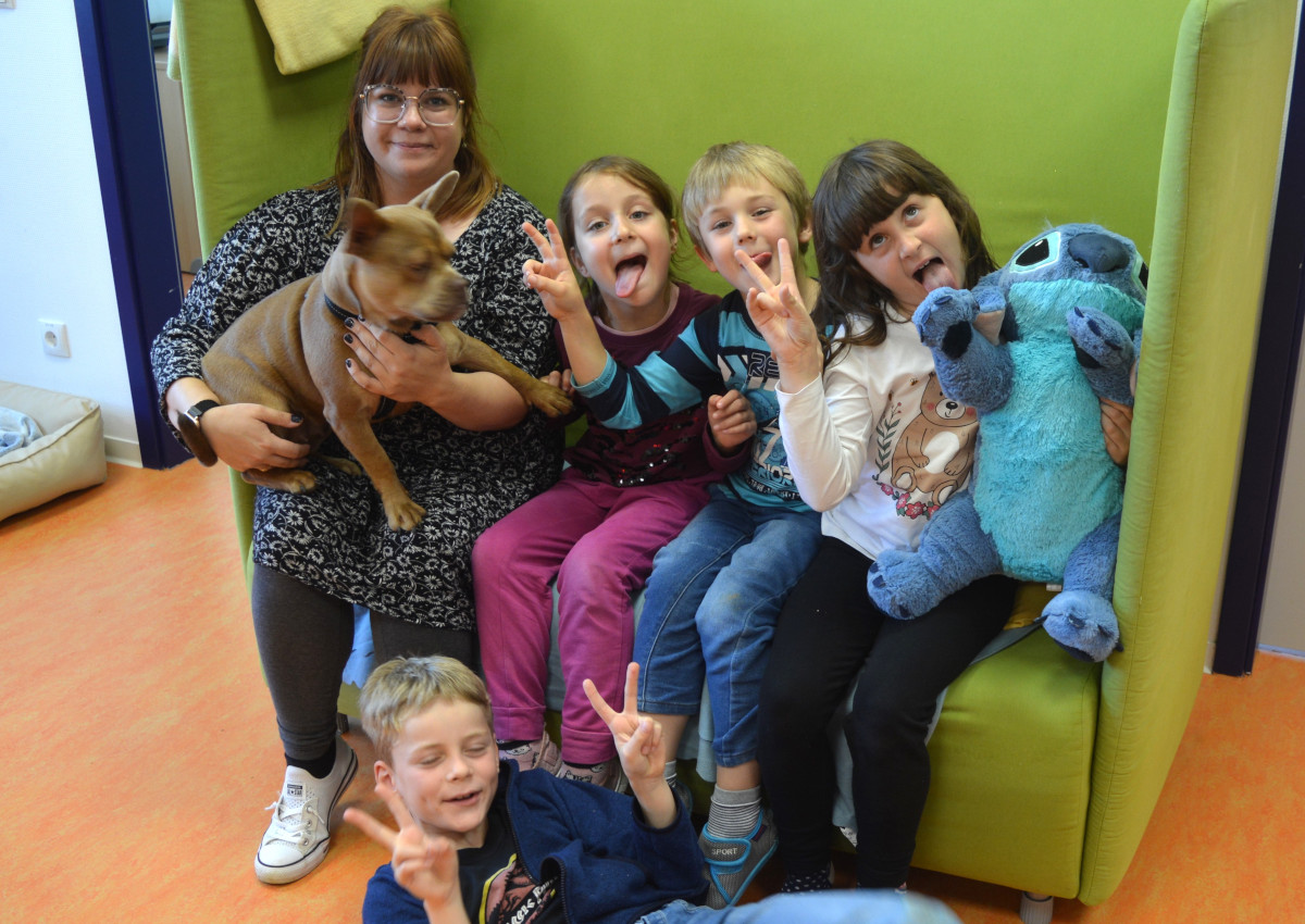 Hndin "Lotta" ist nicht nur bei den Kindern im Hort Wirges sehr beliebt. (Fotos: Wolfgang Rabsch)