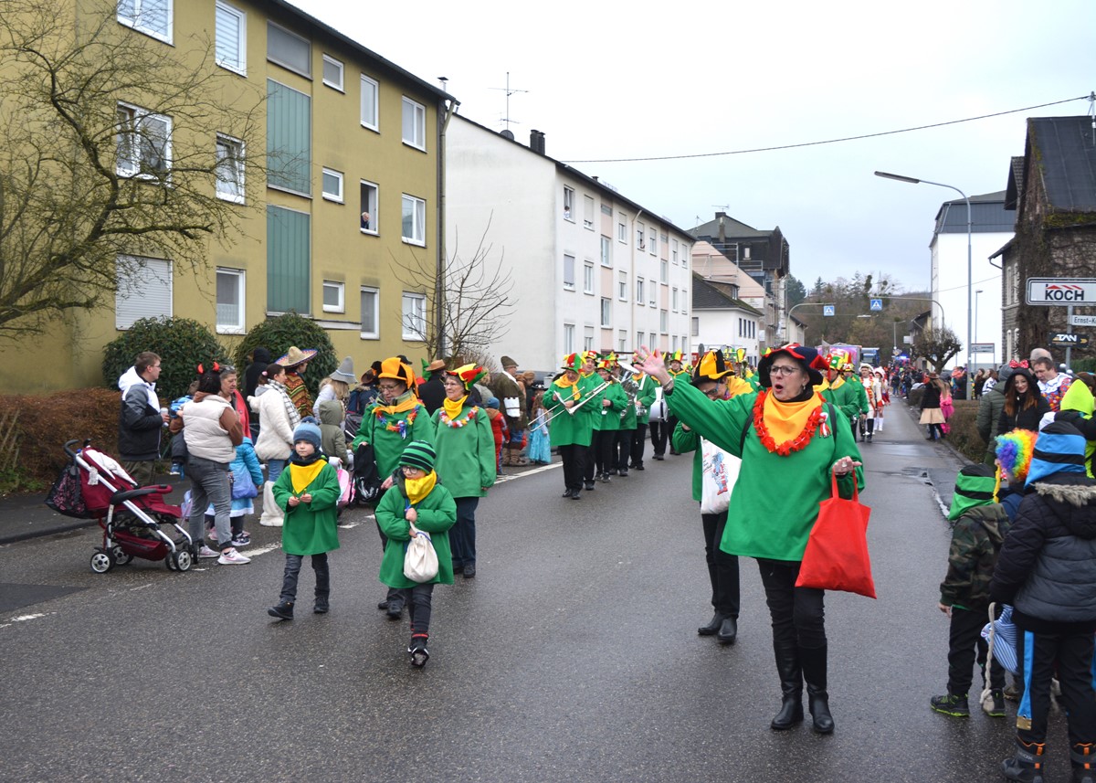 Rosenmontagszug in Wirges zog die Massen an