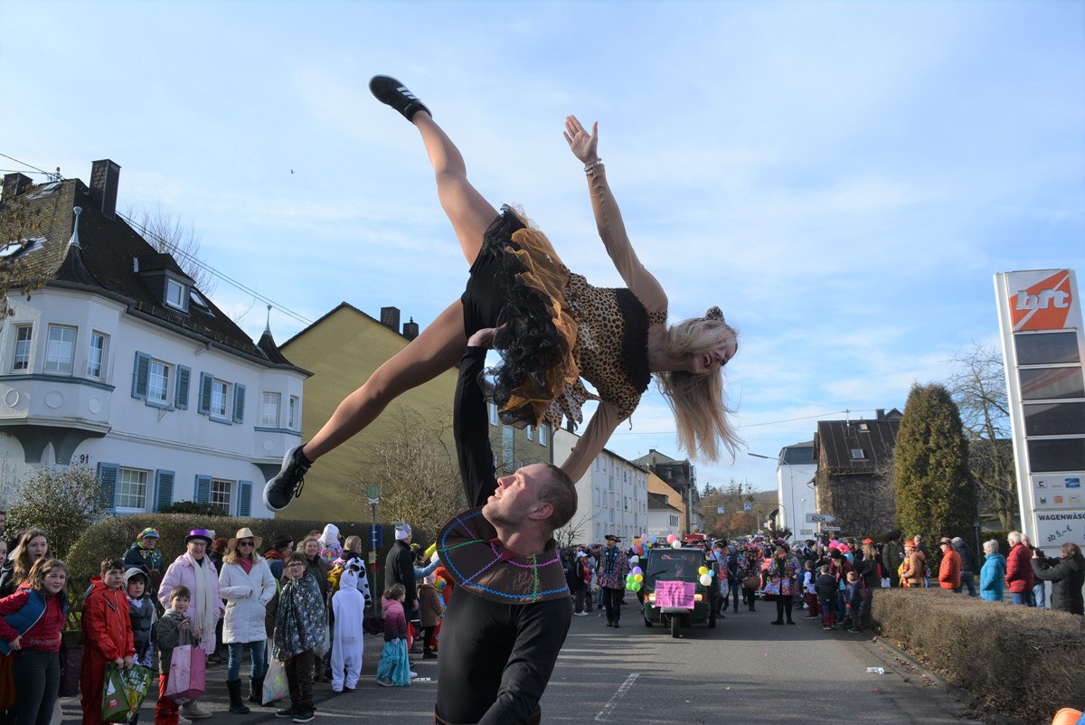 Wirges begrt die Jecken beim Rosenmontagszug bei strahlendem Sonnenschein