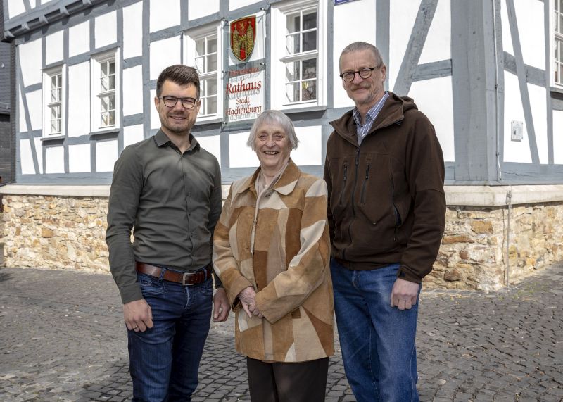 Brgermeister Stefan Leukel mit Witwe und Sohn des ehemaligen Brgermeisters Seide. Foto: privat