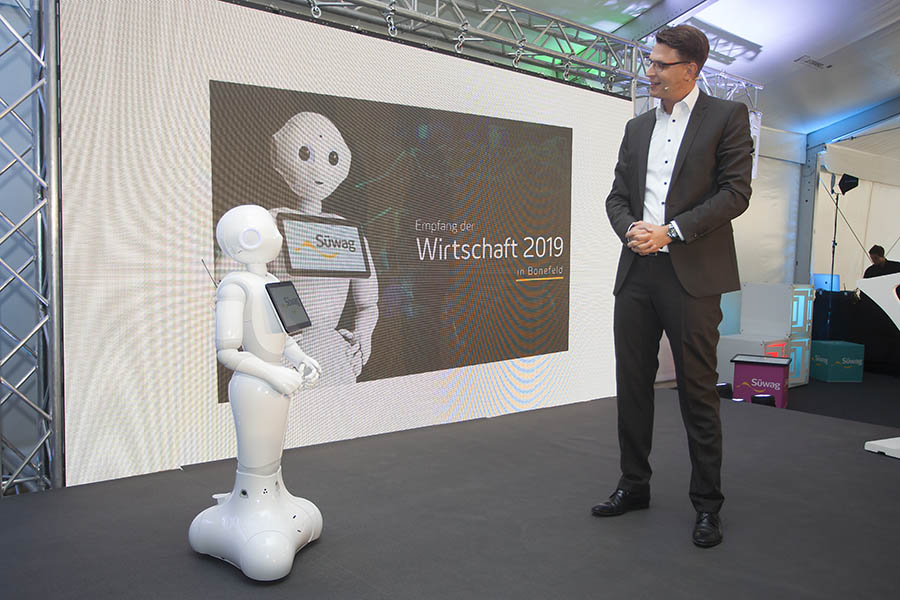 Prof. Dr. Christian Schlereth kommuniziert mit dem Roboter der Swag. Fotos: Wolfgang Tischler