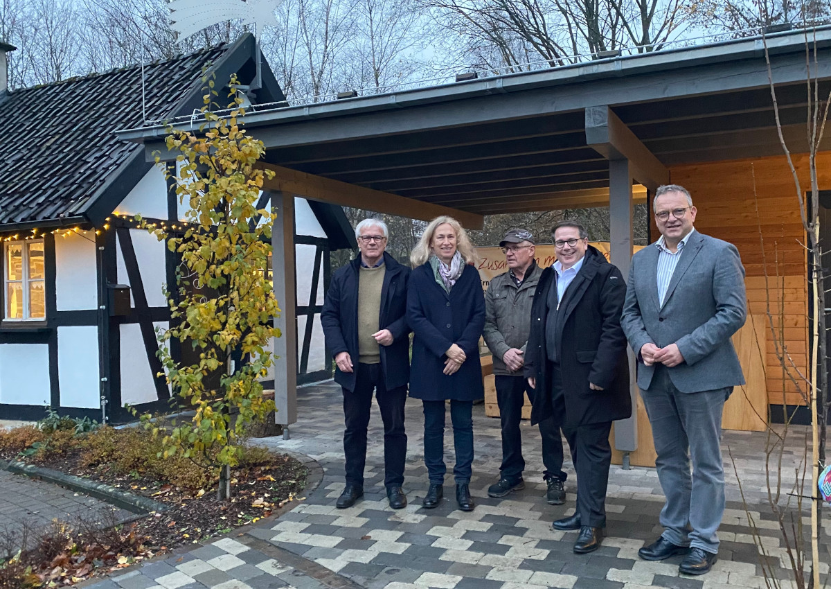 Der Prsident der ADD Trier, Thomas Linnertz (zweiter von rechts) besuchte das Wisserland. Mit dabei von links: Hubert Becher, Kerstin Robach, Werner Holschbach und Berno Neuhoff am Backes in Elkhausen. (Foto: KathaBe)