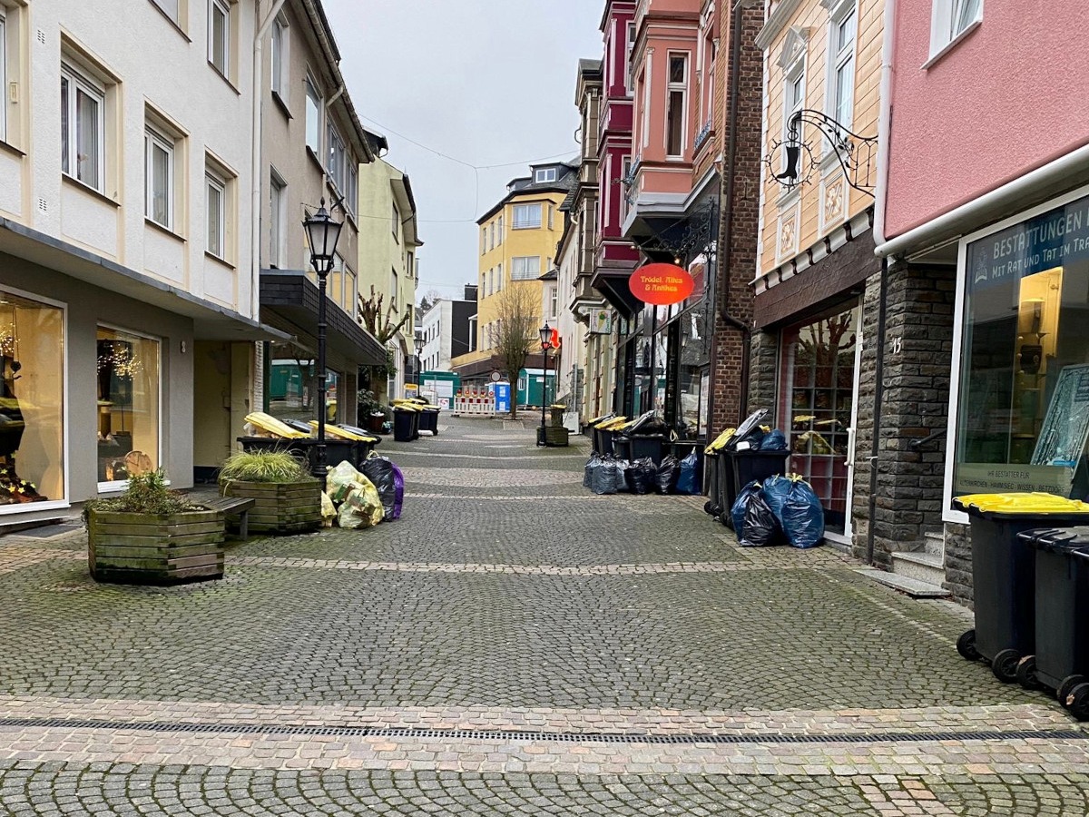 Die nderung der Mll-Abfuhrtermine sorgt in Wissen seit Jahresbeginn fr ein unschnes Stadtbild ber das ganze Wochenende. (Fotos: Treffpunkt Wissen) 