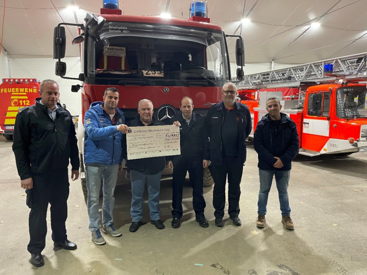 Von links: BKI Ralf Schwarzbach, Stephan Knieps, Uli Haas (Vorsitzender Frderverein), Holger Urringshard, Thomas Pfeifer und Martin Marhfer. (Foto: Frderverein FW Wehbach/Wingendorf) 