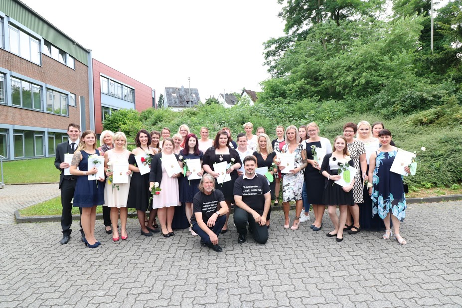 Die neuen Altenpflegefachkrfte und ihre Klassenlehrer Bernhard Alsen und Oliver. Foto: Privat