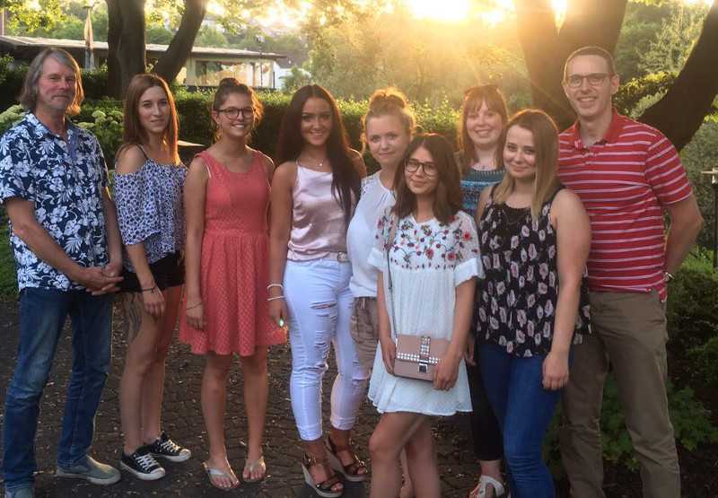 Die Medizinischen Fachangestellten mit ihren Lehrern Bernhard Alsen (links) und Bjrn Hornburg (rechts). Foto: Privat