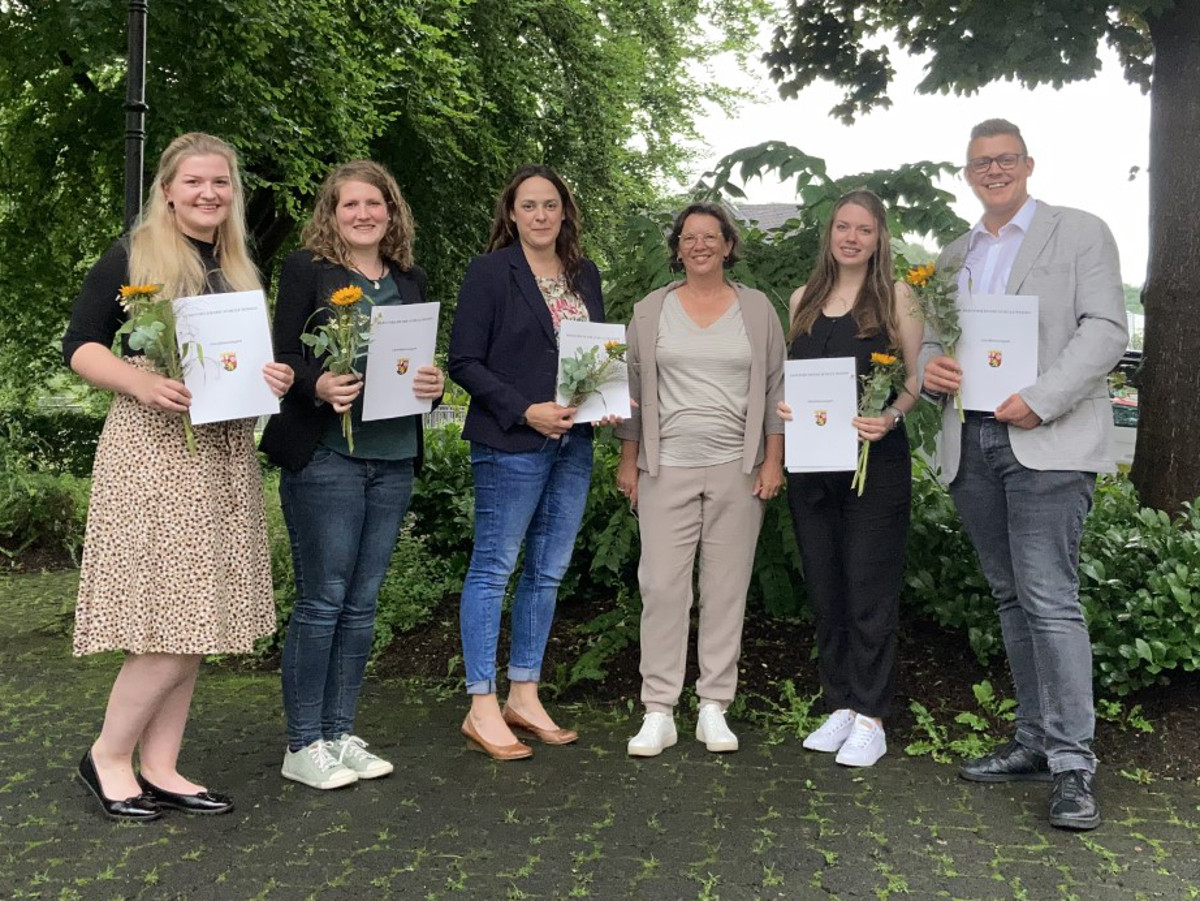 Die Absolventen mit ihrer Klassenlehrerin Britta Caro-Longerich (3.v.r.). (Foto: Privat)