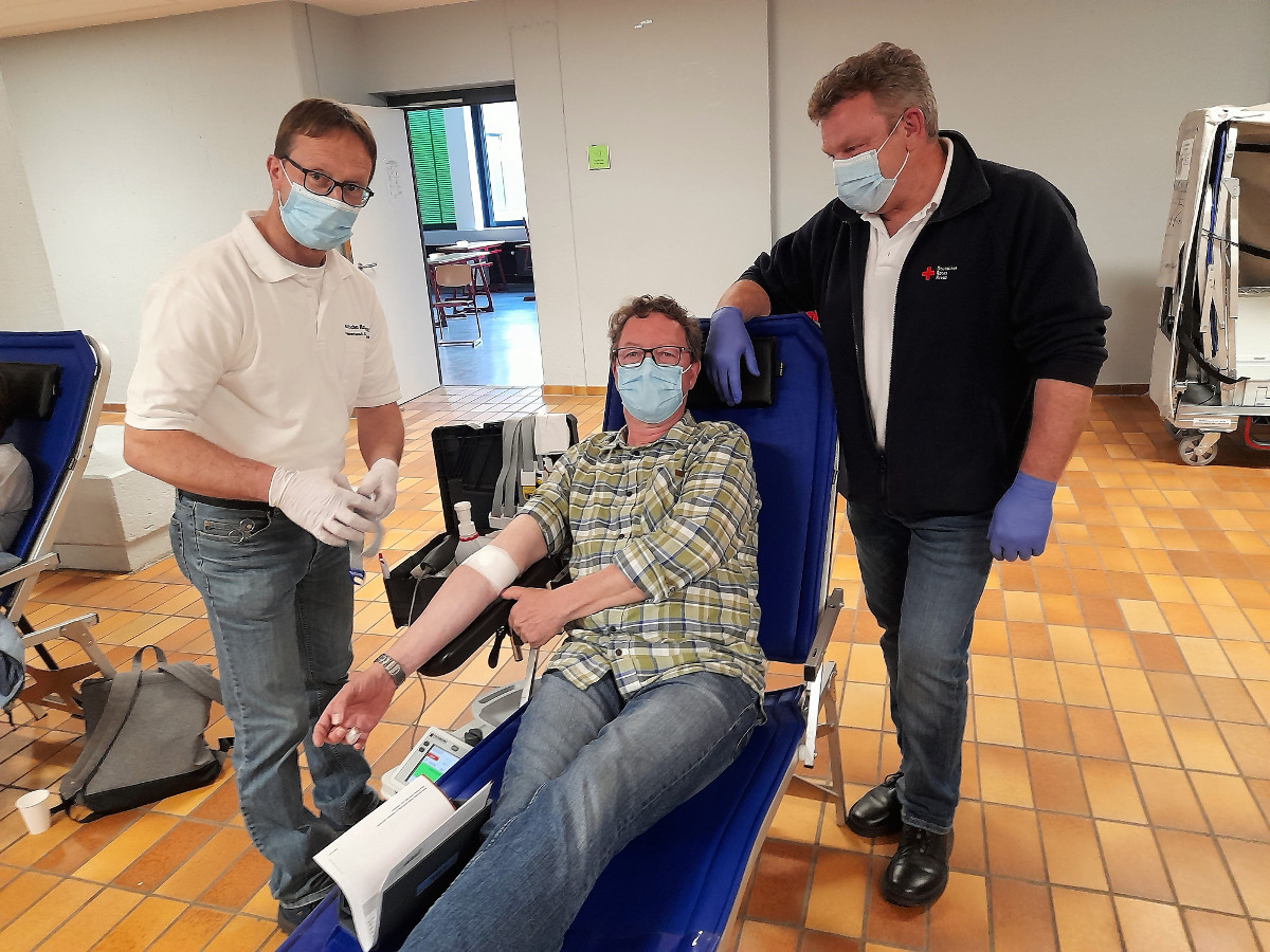 Der Schnsteiner Thomas Schilling ist beim Blutspenden ein alter Hase. Umsorgt wird er hier beim jngsten Termin im Wissener Gymnasium von den Rotkreuz-Helfern
Carsten Henn und Dirk Rdder. Foto: Bernhard Theis