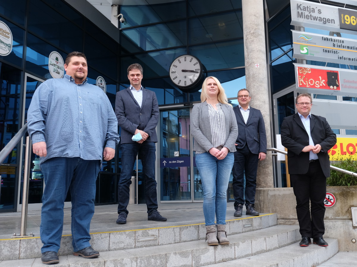 Westerwald-Bahn und Westerwald-Bus machen sich stark fr lndlichen und regionalen PNV: Christoph Krmer, Oliver Schrei, Stefanie Becker, Berno Neuhoff und Tobias Gerhardus. (Foto: KathaBe) 