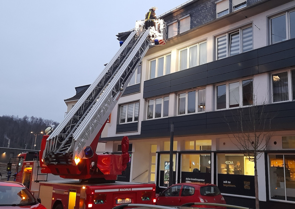 Wissen: Feuerwehr rckt wegen unklarer Rauchentwicklung in der Innenstadt aus