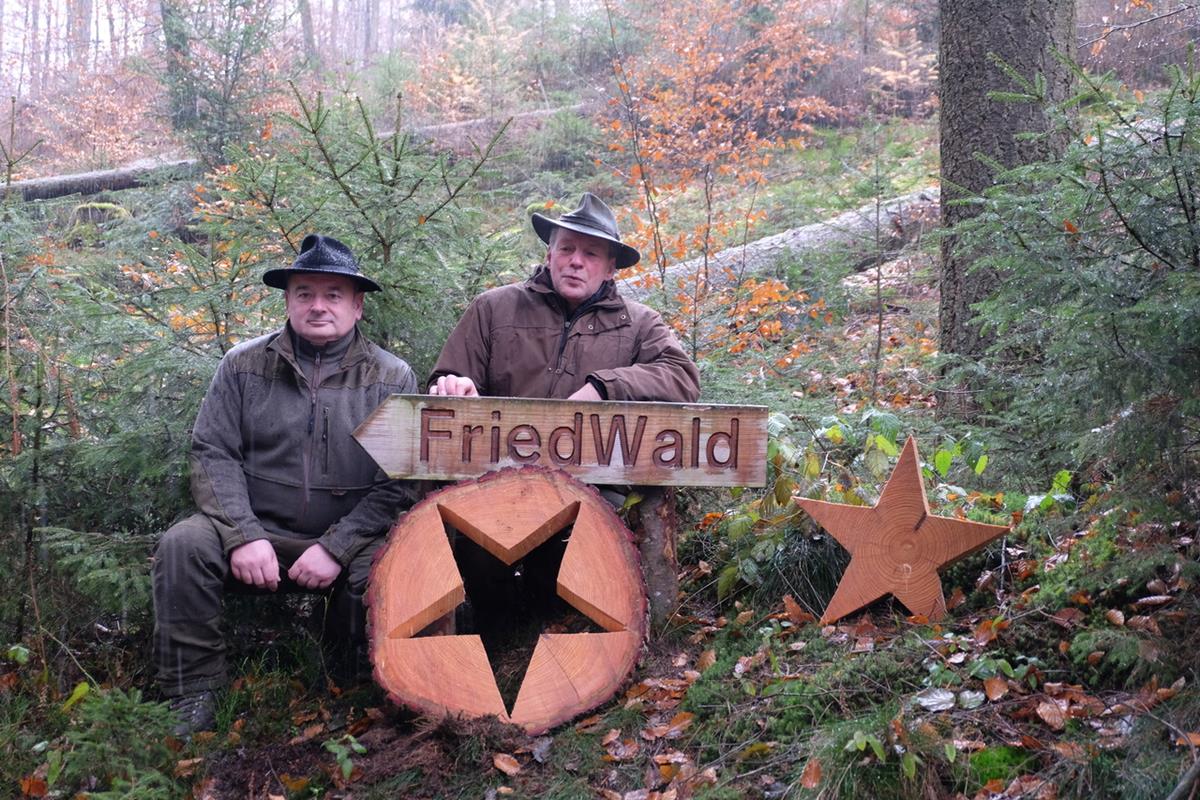 Aus Baumscheiben gesgte Sterne und Herzen schmcken den Sternen-Pfad im Friedwald. Von links: Albert Scheppe und Martin Schaaf vom Friedwald-Team. (Fotos: KathaBe)
