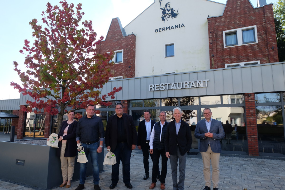 Neu in Wissen, der Stadt mit Potential: v.l. Sandra und Marcel Vlach und Christoph Wolter mit Ingo Rolland, Bernd Janssen, Franz-Rudolf Sanktjohanser und Berno Neuhoff (Foto: KathaBe)
