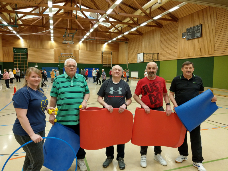 Neue Hanteln, Gymnastikmatten und weiteren Trainingsutensilien konnten durch die LEADER-Frdermittel angeschafft werden. bungsleiterin Sabrina Seiler (r.), Gnter Schumacher (2.v.r.) und Mitglieder der Herzsportgruppe in Wissen freuten sich im Beisein von Landrat Michael Lieber (Mitte). Foto: Privat